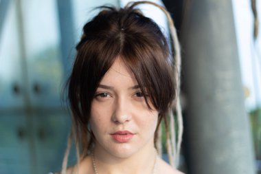 Açık havada poz veren bir kızın portresi.