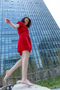 Açık havada poz veren bir kızın portresi.