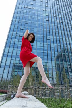 Açık havada poz veren bir kızın portresi.