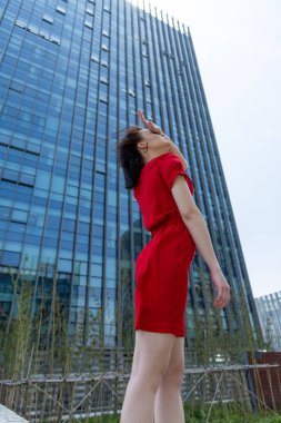 Açık havada poz veren bir kızın portresi.