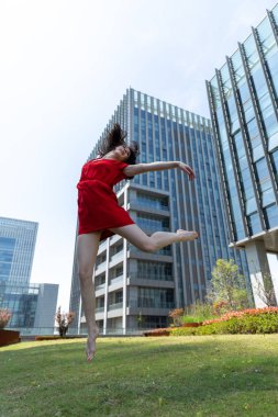 Açık havada poz veren bir kızın portresi.