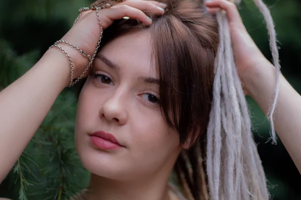 Portrait Une Fille Posant Plein Air — Photo