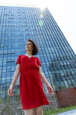 Açık havada poz veren bir kızın portresi.