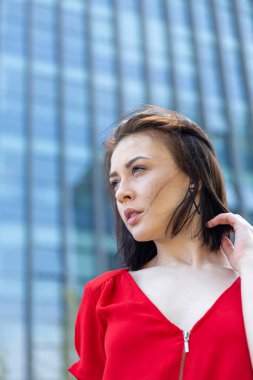 Açık havada poz veren bir kızın portresi.