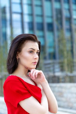 Açık havada poz veren bir kızın portresi.