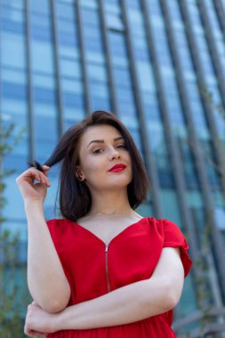 Açık havada poz veren bir kızın portresi.