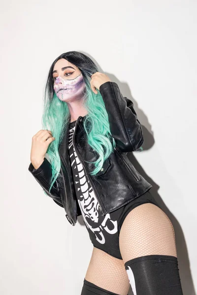 Retrato Una Chica Con Cabello Verde Maquillaje Halloween —  Fotos de Stock