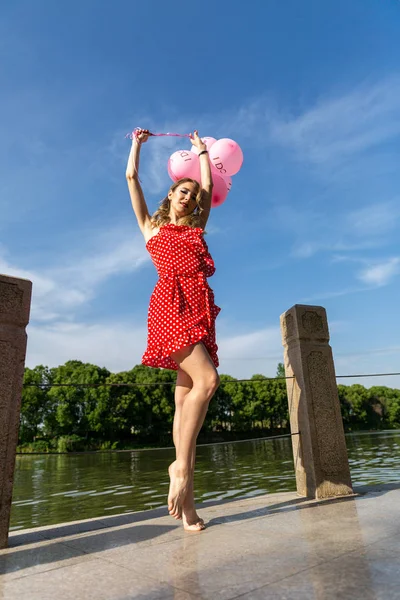 Portret Van Een Meisje Met Roze Ballonnen — Stockfoto