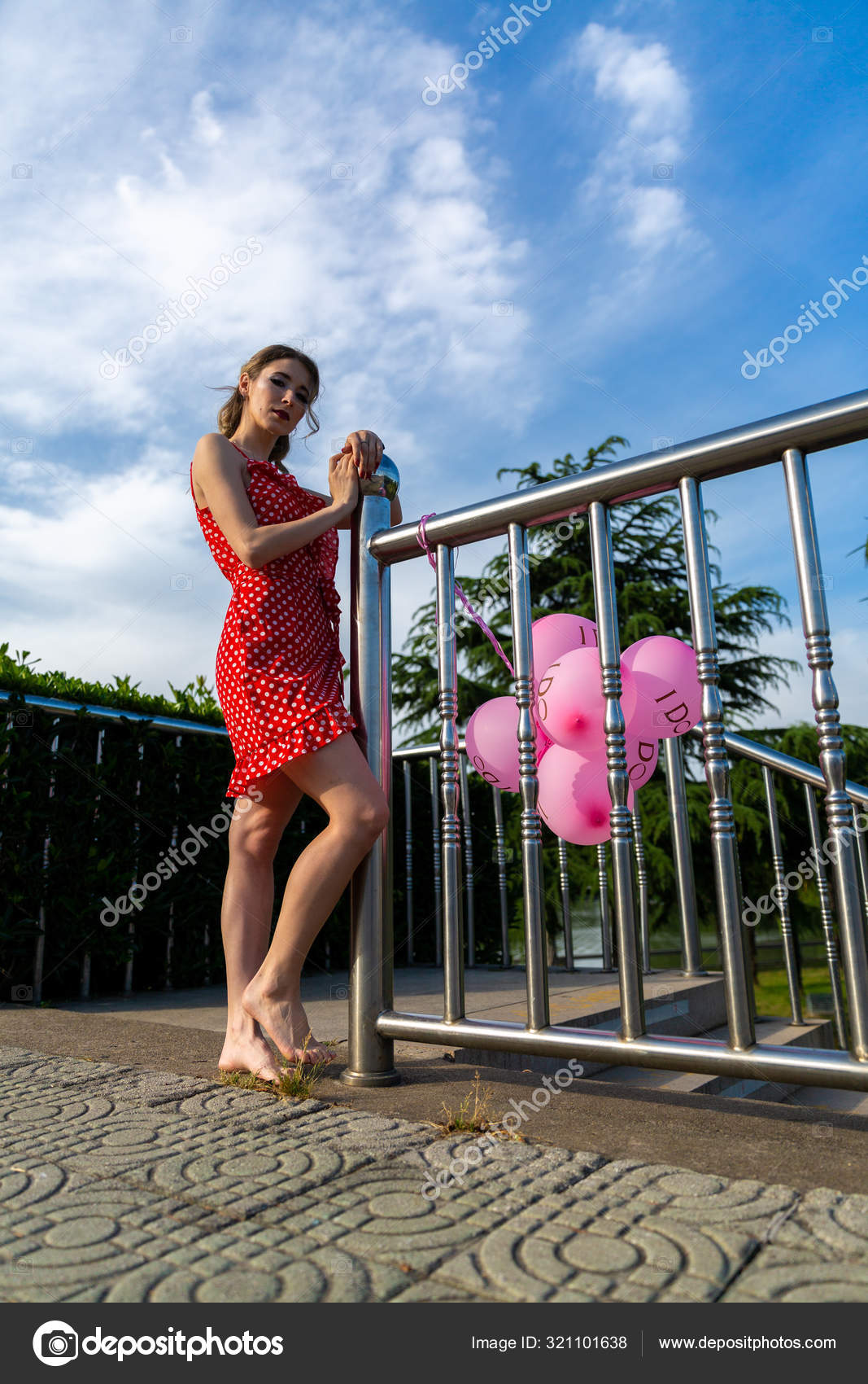 https://st3.depositphotos.com/27614600/32110/i/1600/depositphotos_321101638-stock-photo-portrait-girl-pink-balloons.jpg