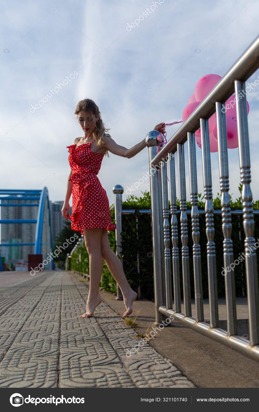 https://st3.depositphotos.com/27614600/32110/i/1600/depositphotos_321101740-stock-photo-portrait-girl-pink-balloons.jpg