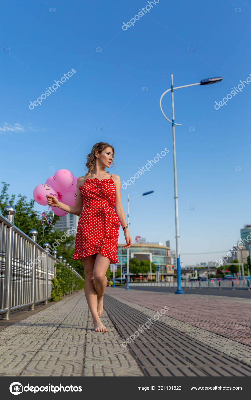 https://st3.depositphotos.com/27614600/32110/i/1600/depositphotos_321101822-stock-photo-portrait-girl-pink-balloons.jpg