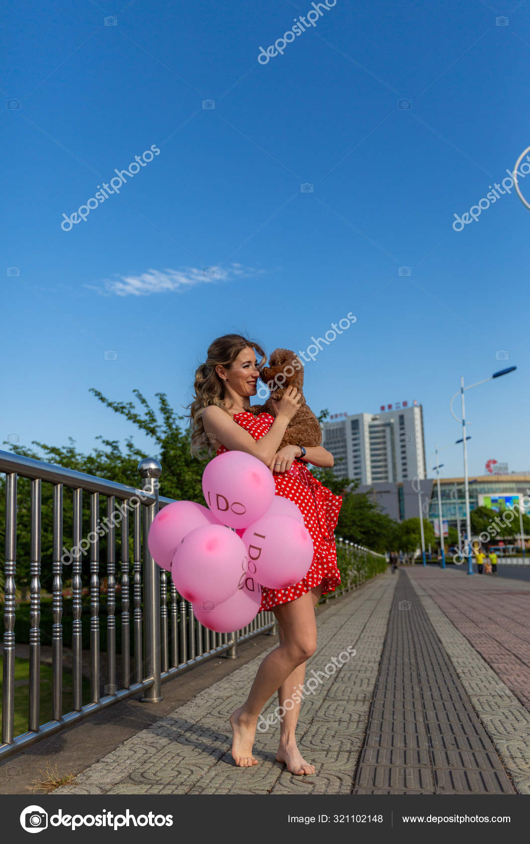 https://st3.depositphotos.com/27614600/32110/i/1600/depositphotos_321102148-stock-photo-portrait-girl-pink-balloons.jpg