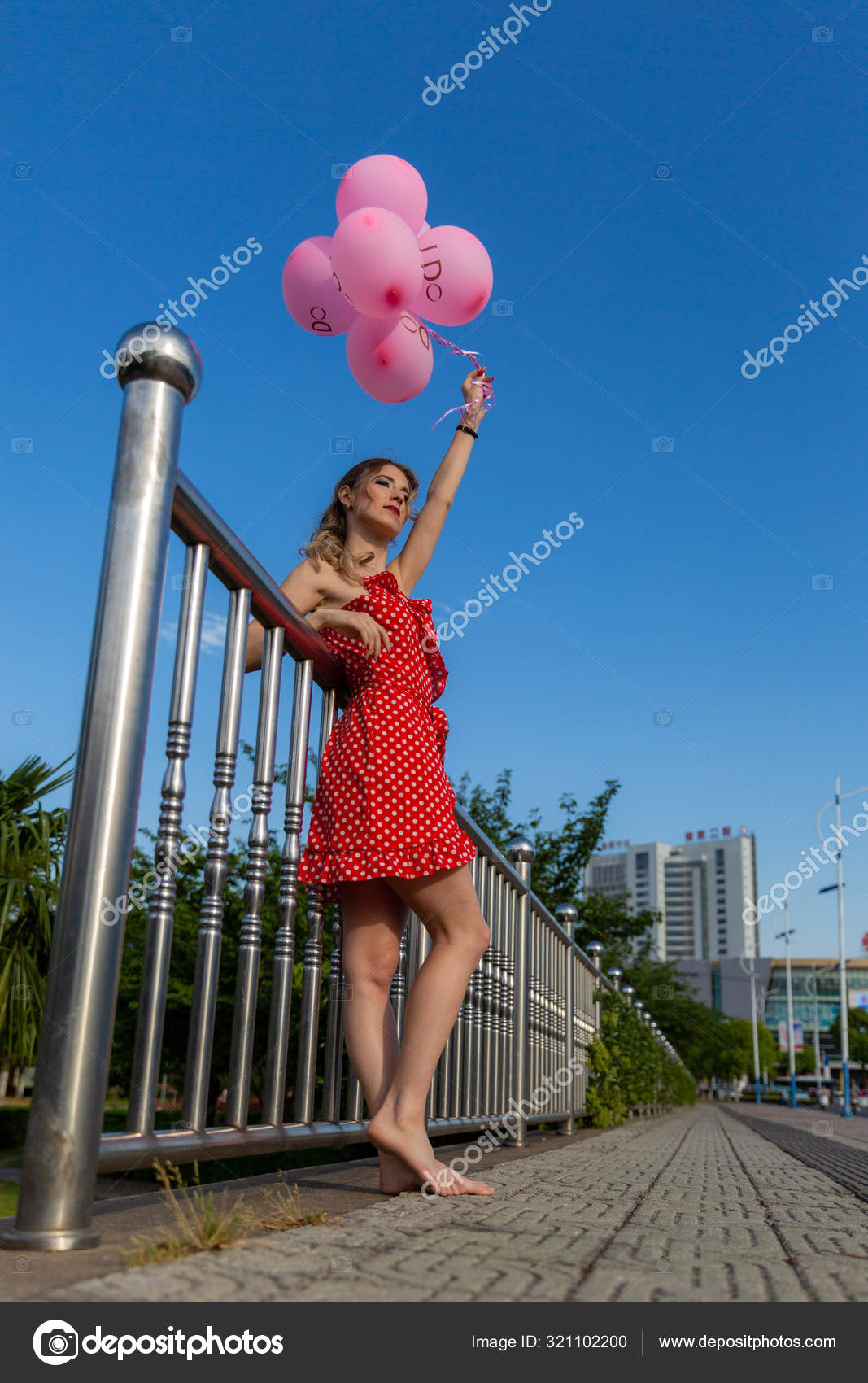 https://st3.depositphotos.com/27614600/32110/i/1600/depositphotos_321102200-stock-photo-portrait-girl-pink-balloons.jpg