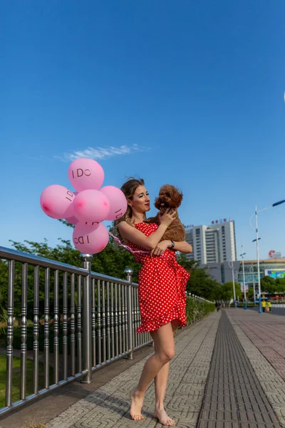 Portret Van Een Meisje Met Roze Ballonnen — Stockfoto