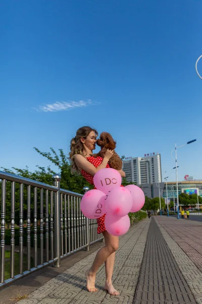 Portret Van Een Meisje Met Roze Ballonnen — Stockfoto