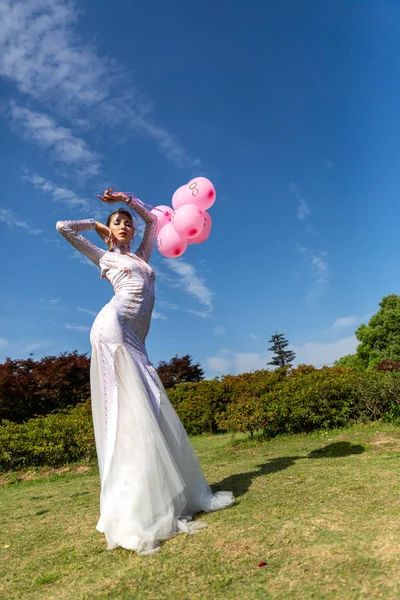 Young Woman White Dress Holding Balloons — Stock Photo, Image