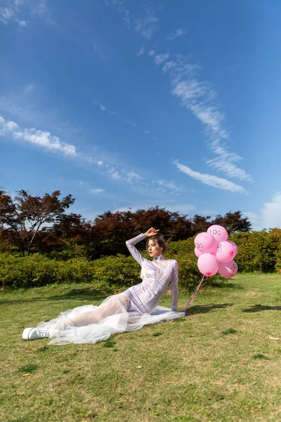 Jonge Vrouw Witte Jurk Houden Ballonnen — Stockfoto
