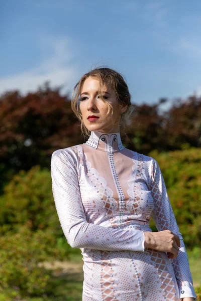 Menina Vestido Branco Posando Parque Verão — Fotografia de Stock