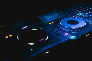 Kulüpte DJ mikser ışıklandırmasını kapat