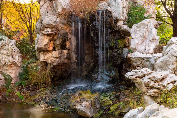 秋天公园的瀑布景观 — 图库照片