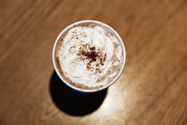 Masada kremalı kahvenin üst görüntüsü