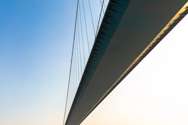 Vista Angolo Basso Del Ponte Sullo Sfondo Del Tramonto — Foto stock gratuita