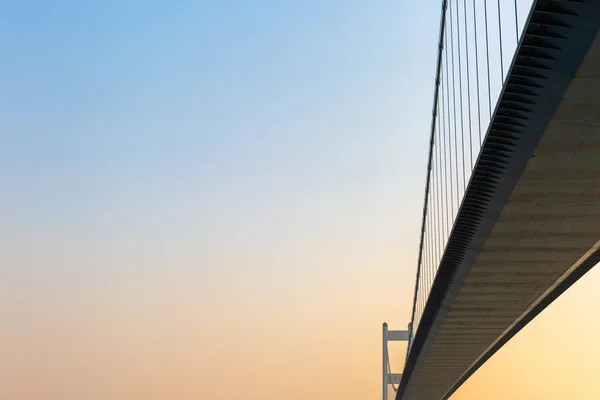 Laag Hoekzicht Van Brug Zonsondergang Achtergrond — Stockfoto