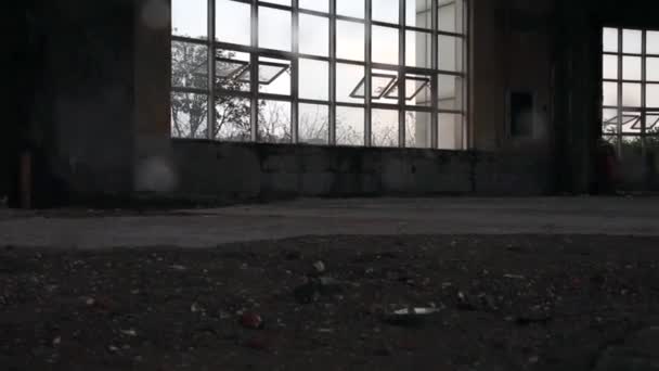 marcher par les ruines abandonnées du bâtiment pendant la journée 
