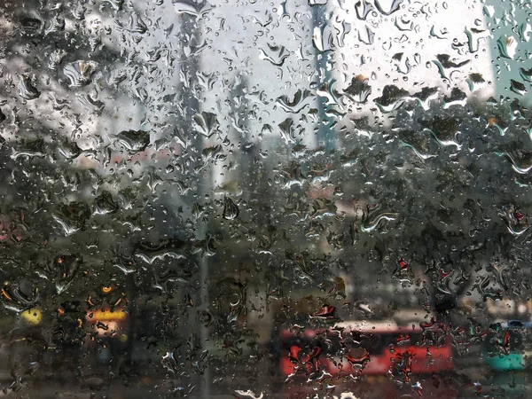 Arka Planda Yağmur Damlaları Olan Cam Dul — Stok fotoğraf