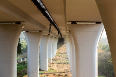 Gündüz vakti köprü inşaatı manzarası 