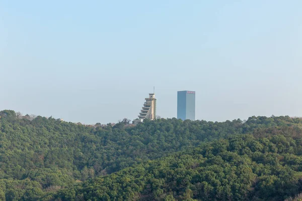 Kilátás Két Felhőkarcolók Dombon Túl Kék Háttér — Stock Fotó