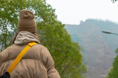 Parktaki güzel genç kadın.