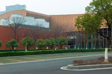 Parkta modern mimari.