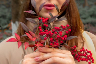Kırmızı böğürtlenli kadın, ön plana odaklan