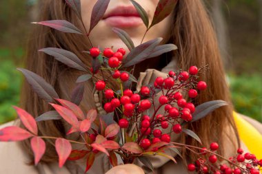 Kırmızı böğürtlenli kadın, ön plana odaklan