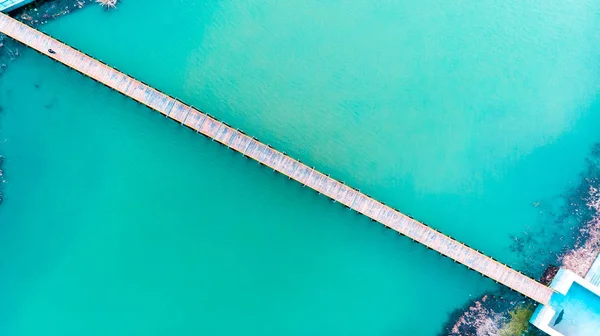 Luftaufnahme Auf Wunderschönem Blauem Seewasser — kostenloses Stockfoto