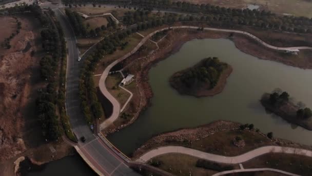 Luftaufnahme Auf Der Straße Zwischen Seen — Stockvideo