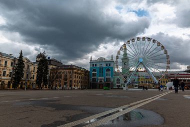 Şehir meydanında dönme dolap