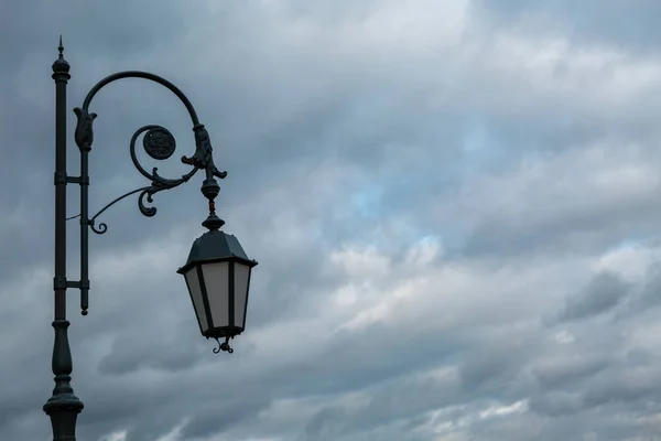 Şiddetli Bulutlu Gökyüzü Yağmur Öncesi Sokak Lambası Planda — Stok fotoğraf