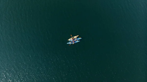 Vedere Aeriană Oamenilor Caiace Plutind Mare — Fotografie, imagine de stoc