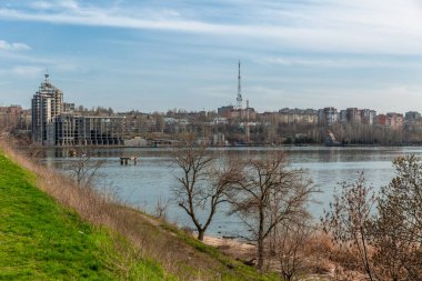 Nehir kıyısındaki şehir 