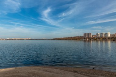  Deniz kıyısındaki şehir binaları 