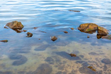 Gündüz vakti taşlı deniz plajı 