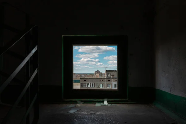 Casa Abandonada Com Janela — Fotografia de Stock