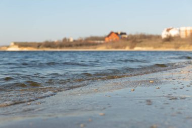 Küçük taşlarla kaplı plajın yüzey seviyesi