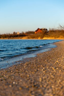 Küçük taşlarla kaplı plajın yüzey seviyesi