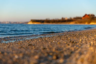 Küçük taşlarla kaplı plajın yüzey seviyesi