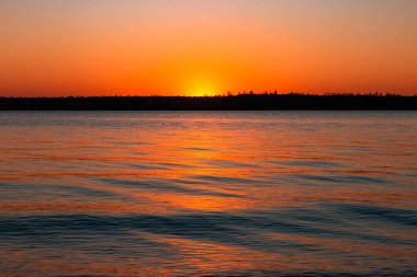 Denizin üzerinde güzel gün batımı