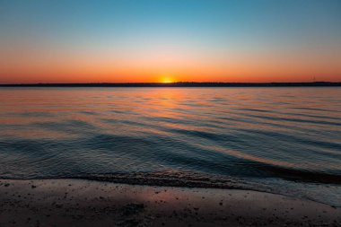 Denizin üzerinde güzel gün batımı