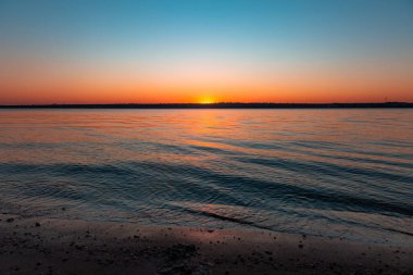 Denizin üzerinde güzel gün batımı